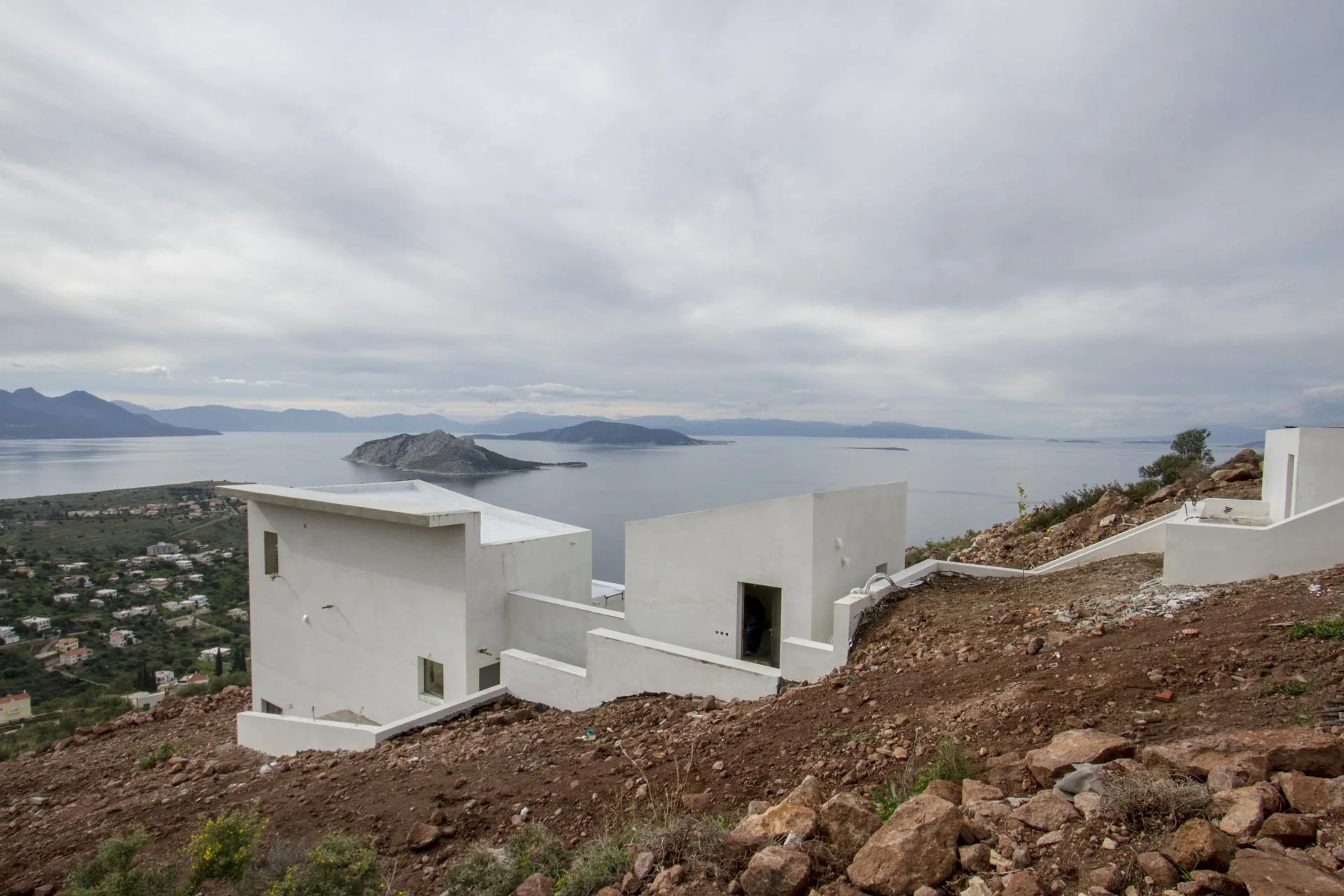 Η κατοικία της Αίγινας στο ορεινό τοπίο με θέα τον Σαρωνικό