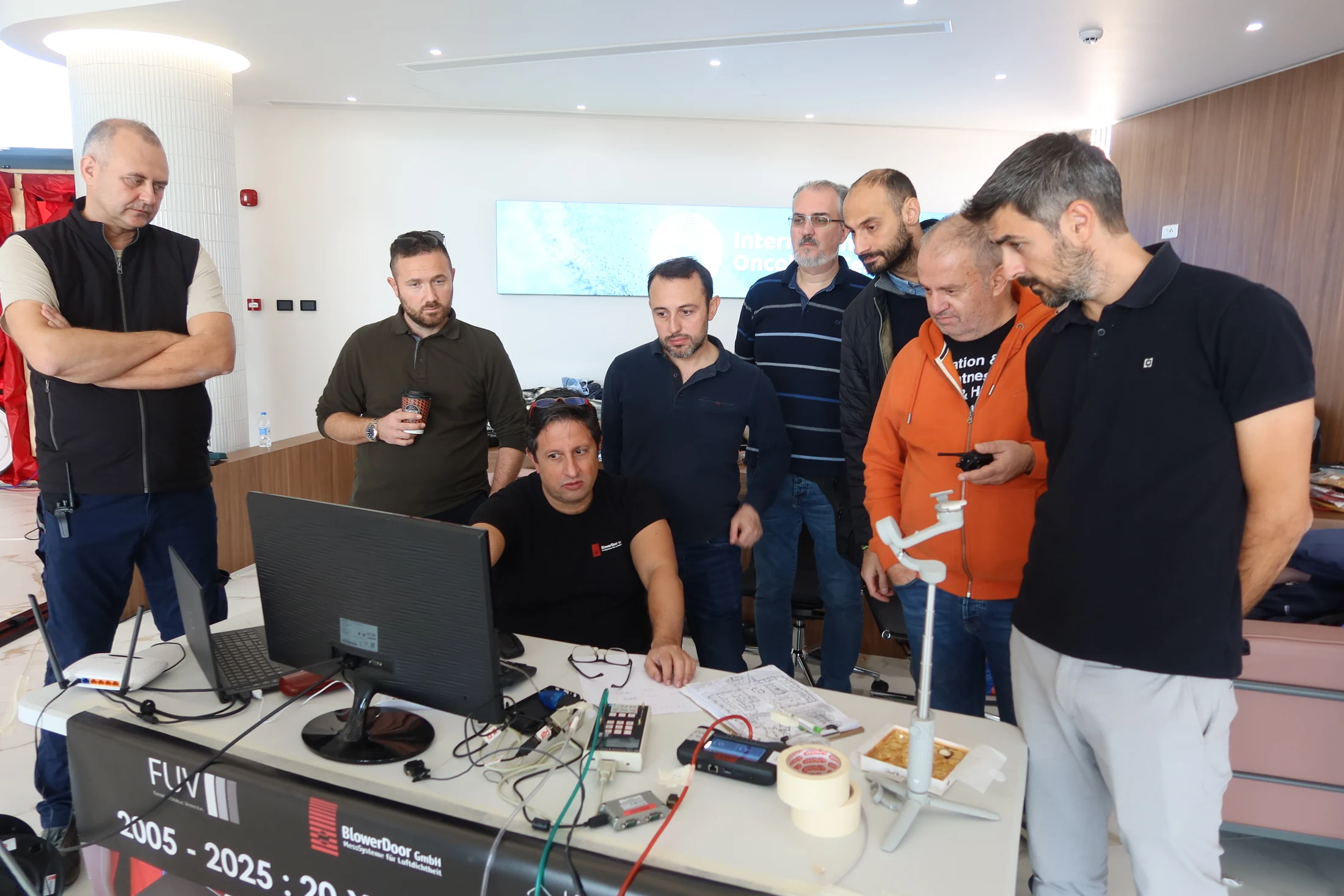 Η διεθνής ομάδα μετρήσεων εξετάζει τα αποτελέσματα του ελέγχου