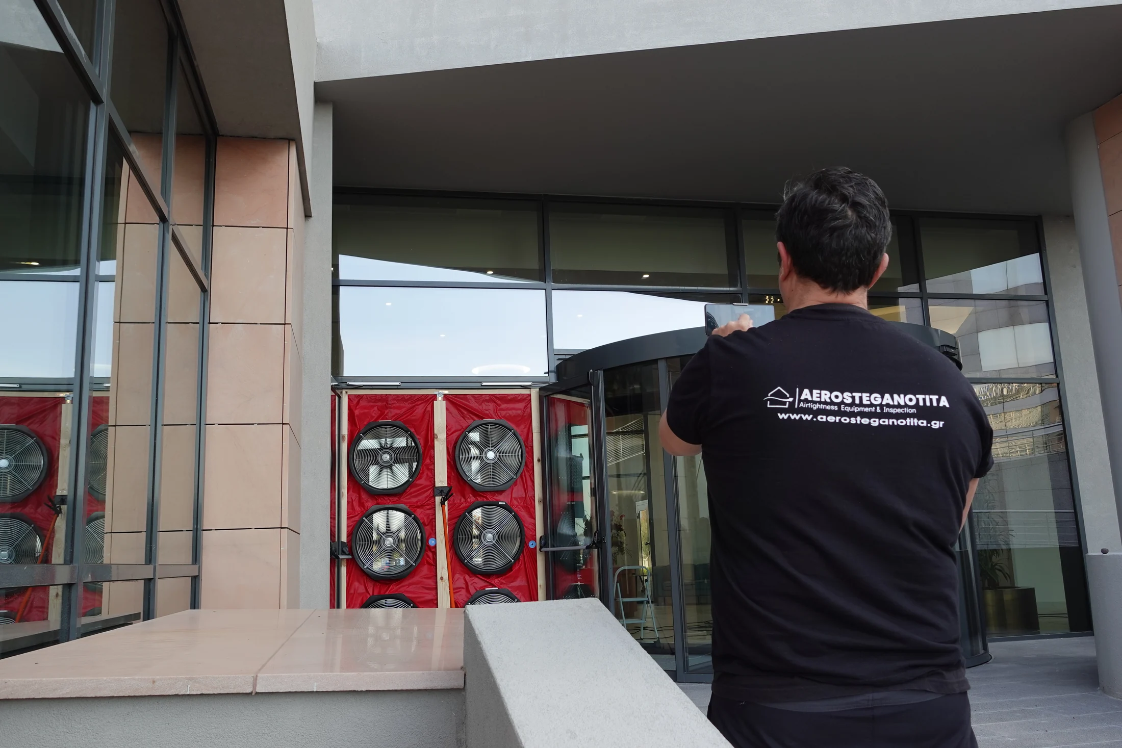 Η εξωτερική πλευρά της διάταξης μέτρησης αεροστεγανότητας